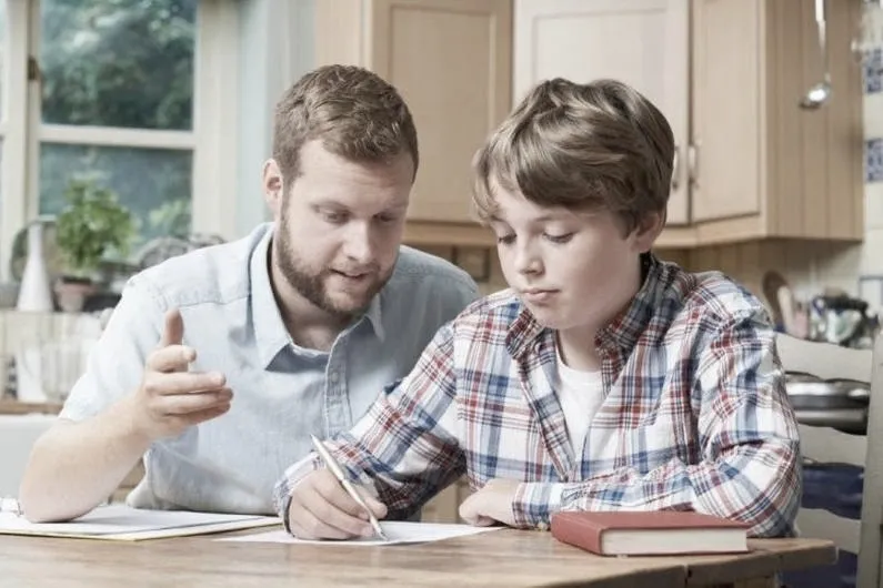 Czy nauczanie domowe to dobry wybór? Sprawdź zalety i wady tej metody edukacyjnej