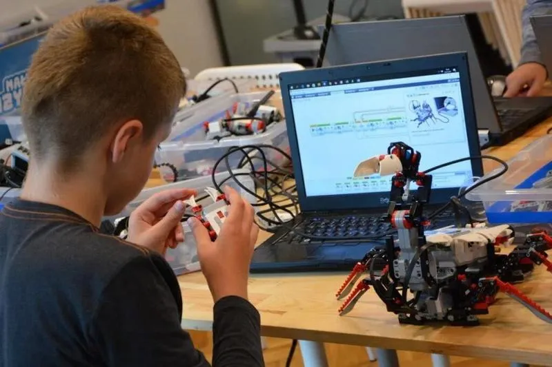 Odkryj świat robotyki dla dzieci: Przewodnik po najlepszych zajęciach i rozwijaniu STEM