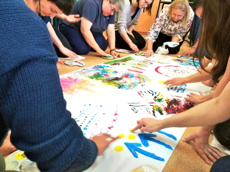 Zajęcia z arteterapii dla dorosłych: poznaj korzyści i techniki, które odmieniają życie